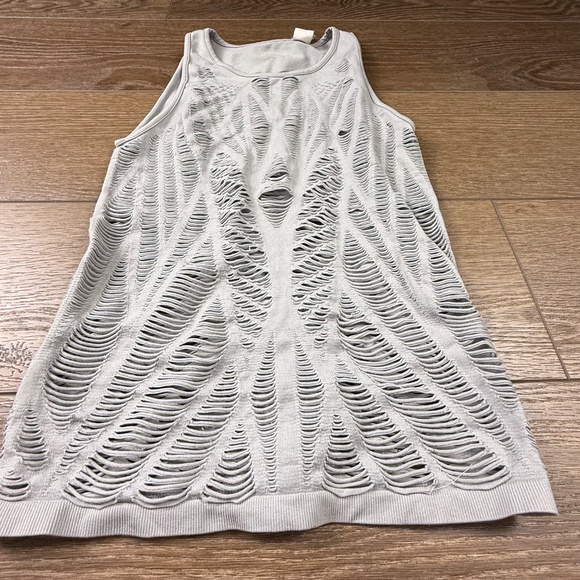 Alo Yoga Women's Vixen Fitted Tank Top Engineered Cut-Out Gray Size M Athletic - Picture 3 of 9